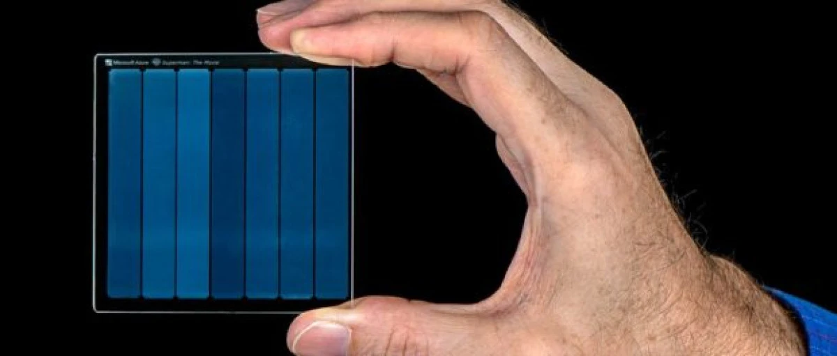 Microsoft a inventat sticla inteligentă care poate stoca date pentru 1.000 de ani