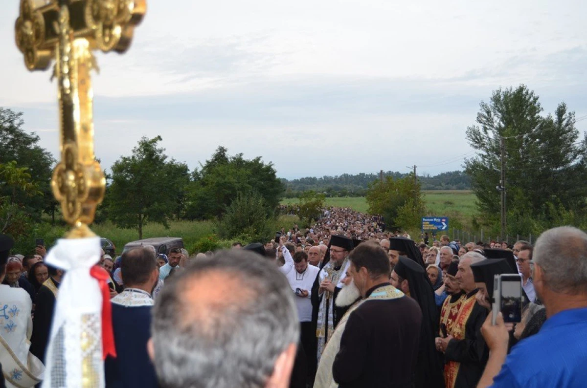 Mii de credincioși au participat la Drumul Crucii, în ajunul praznicului Adormirii Maicii Domnului, la Mănăstirea Hodoş-Bodrog