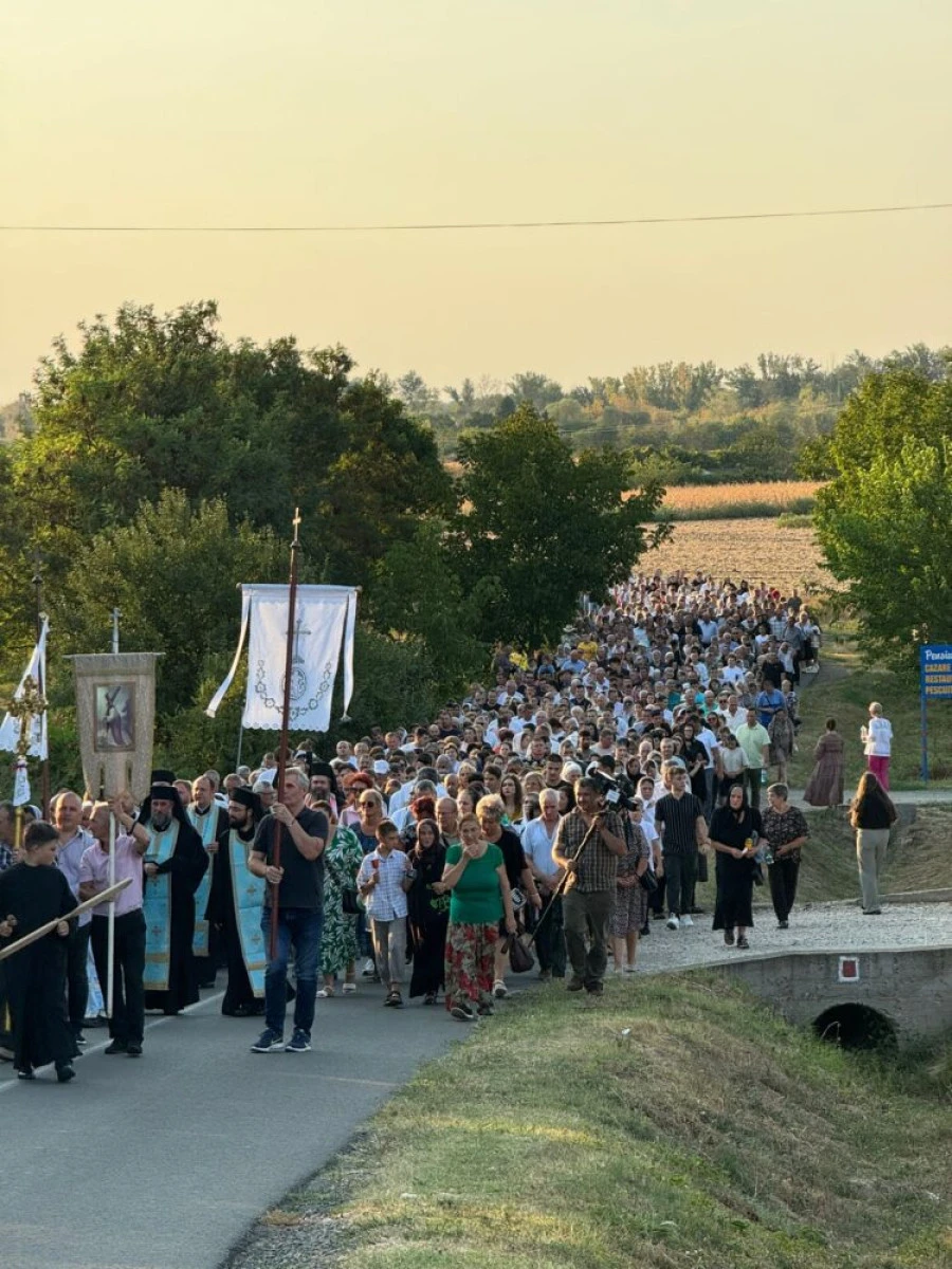 Mii de credincioşi au participat la Procesiunea „Drumul Crucii“, la Mănăstirea Hodoş-Bodrog