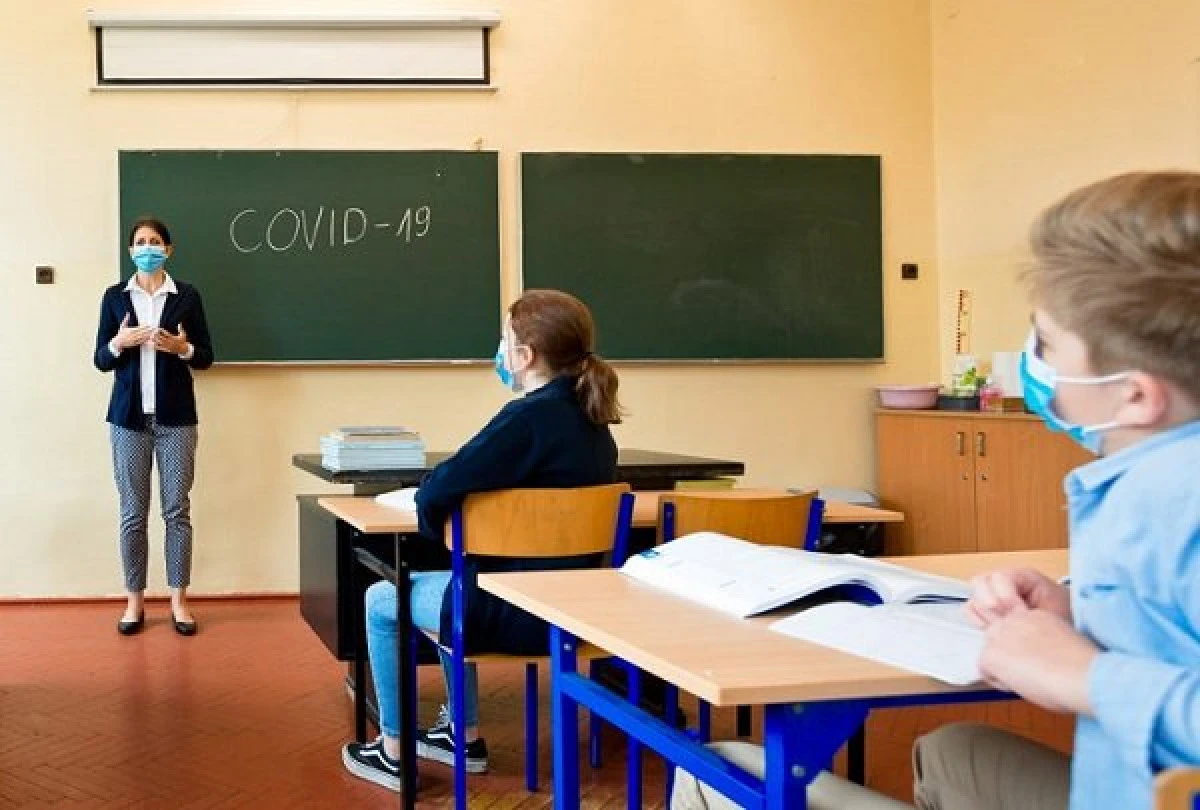 Mii de elevi, infectați cu coronavirus