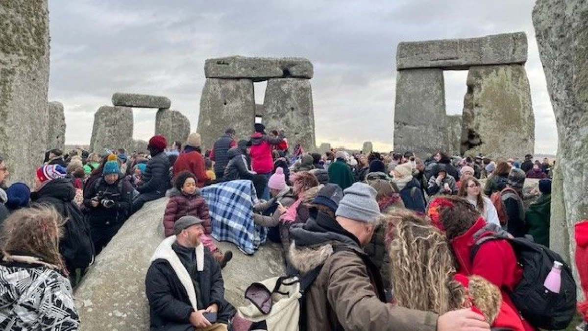 Mii de oameni s-au reunit la Stonehenge, în Anglia, pentru a celebra solstiţiul de iarnă