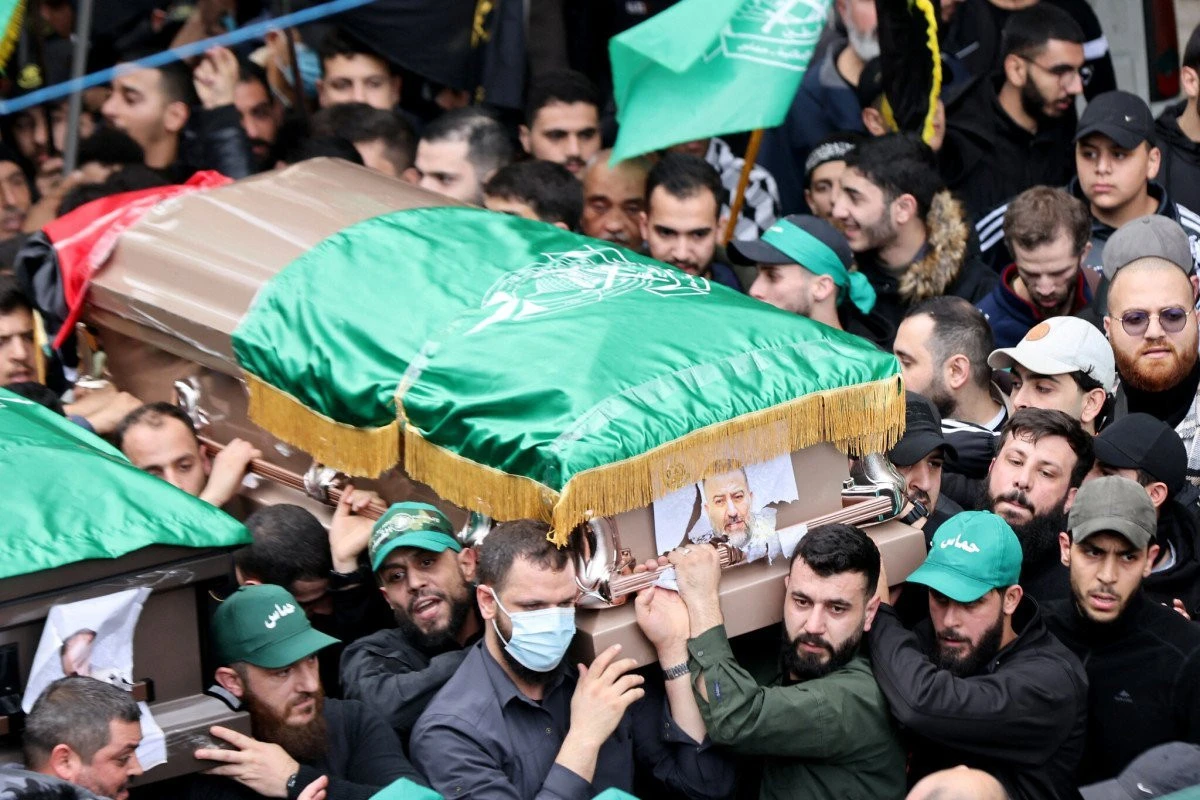 Mii de participanţi la funeraliile oficialului Hamas ucis la Beirut