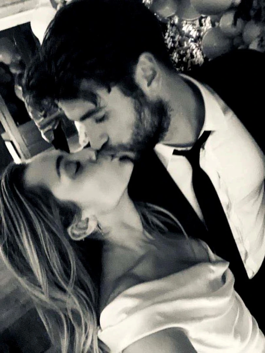 Miley Cyrus și actorul Liam Hemsworth s-au căsătorit