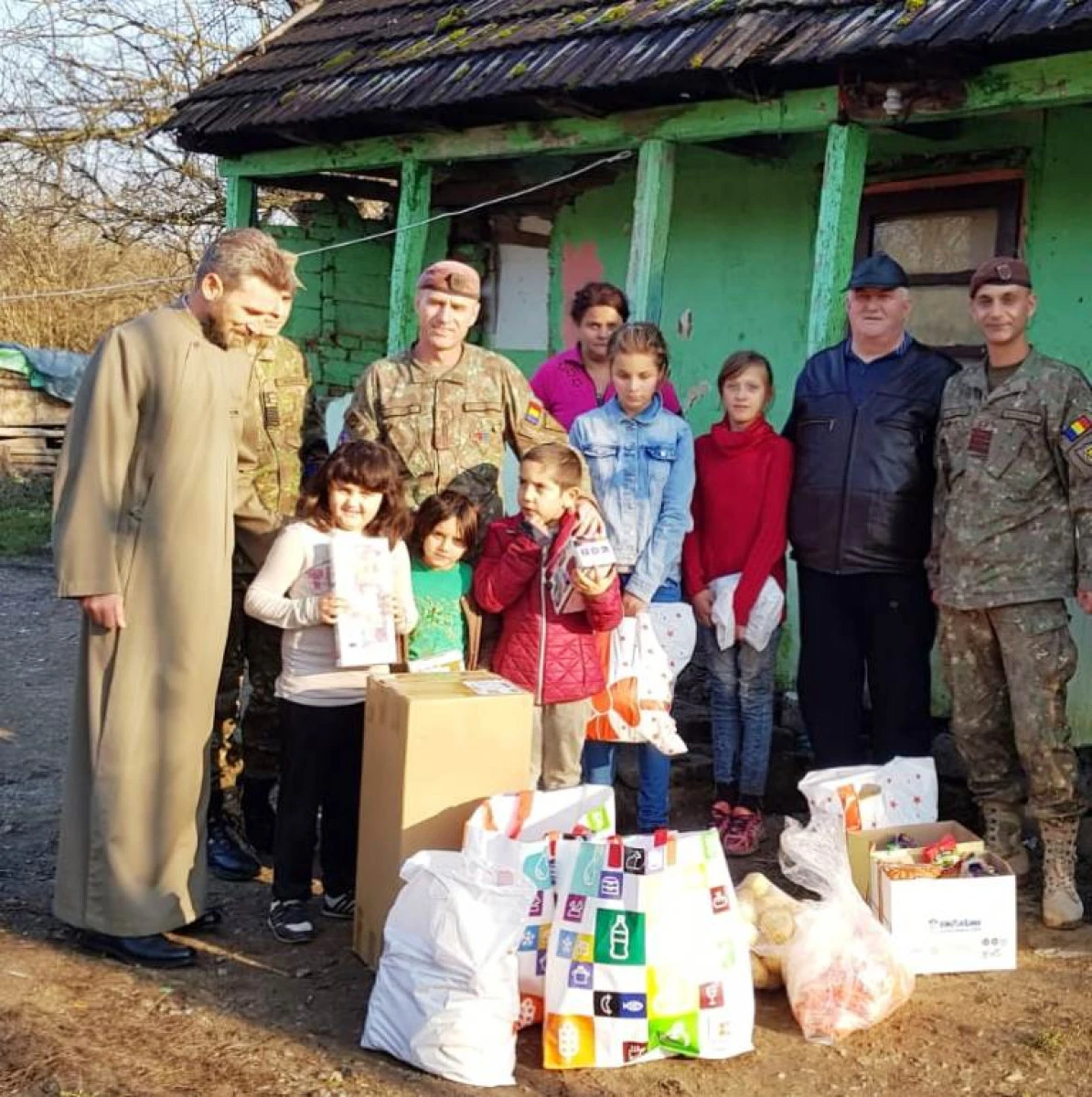 Militarii din Cetatea Aradului au adus o rază de lumină pe fețele unor oameni necăjiți