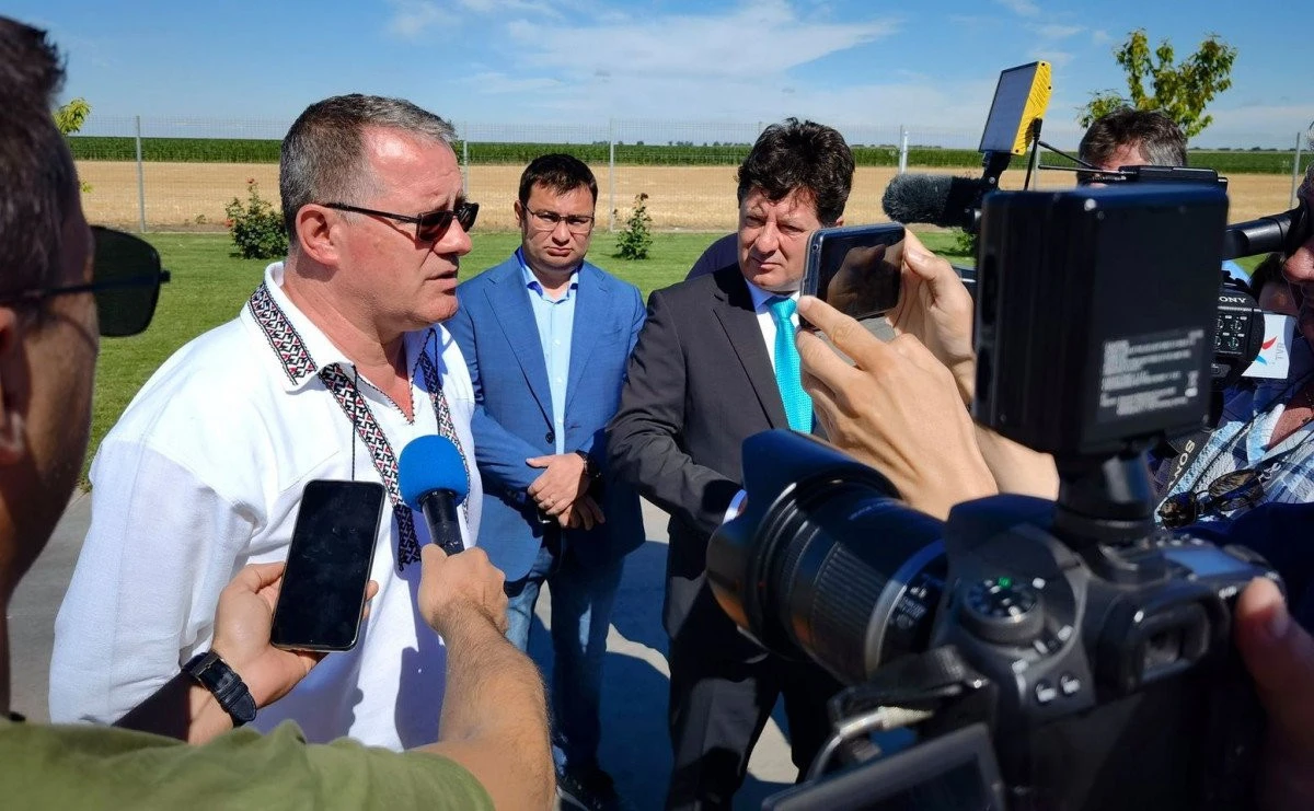 Ministrul Agriculturii, Adrian Oros, este astăzi la Vinga și la Mănăștur