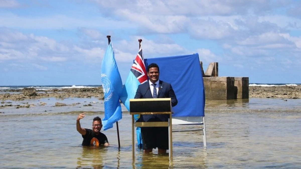 Ministrul de externe din Tuvalu, la costum și cravată, a făcut o declarație de presă stând în mare până la genunchi