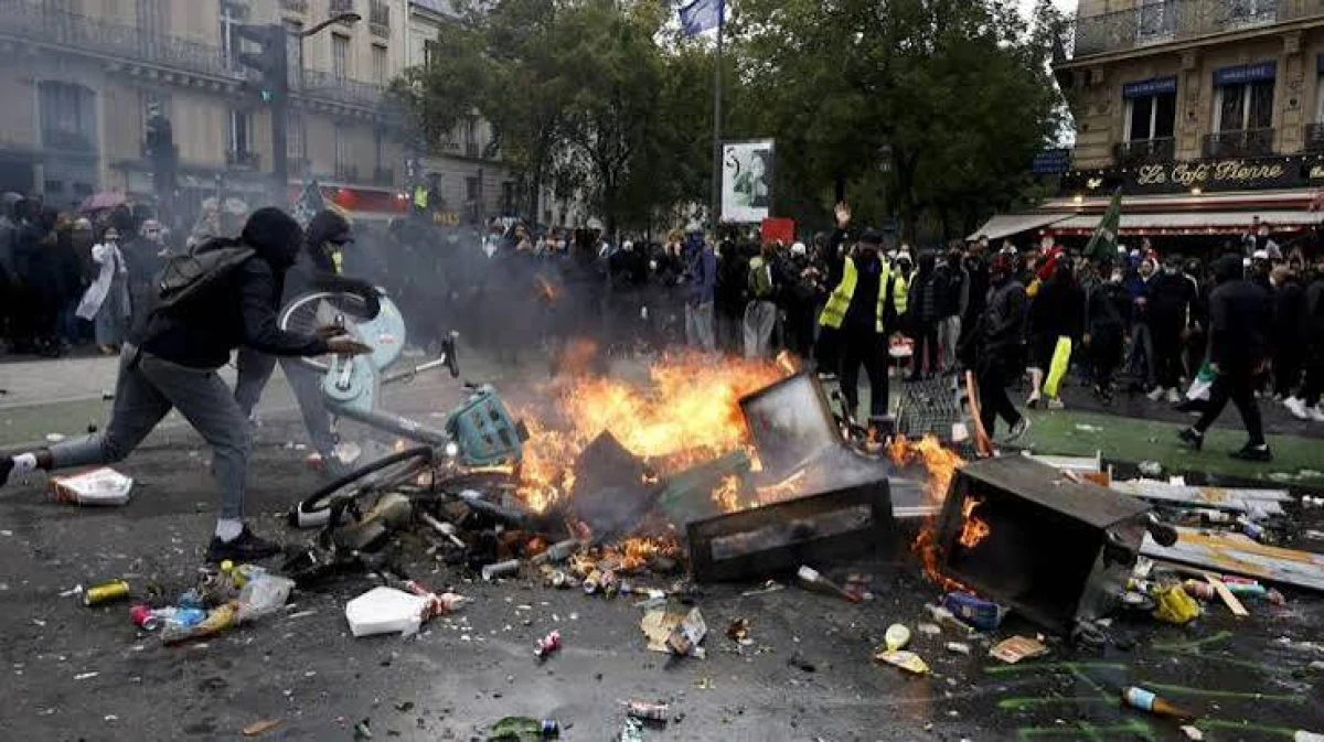 Ministrul de interne francez şi-a dat demisia, dar președintele Emmanuel Macron i-a refuzat-o 
