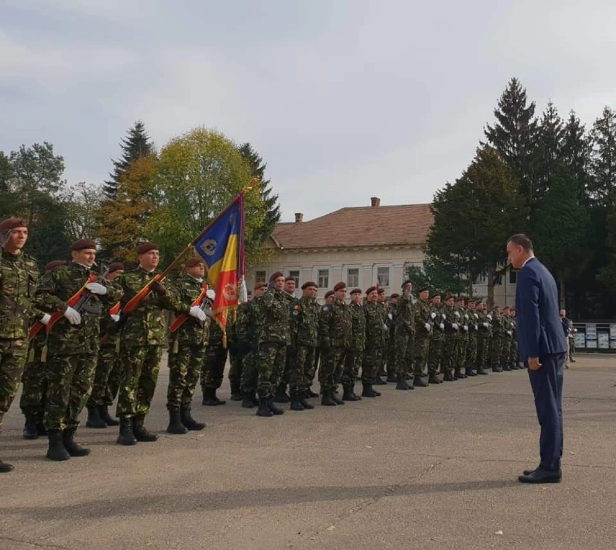 Ministrul Fifor participă la ceremonia de predare-primire a comenzii Batalionului Mixt Româno-Ungar