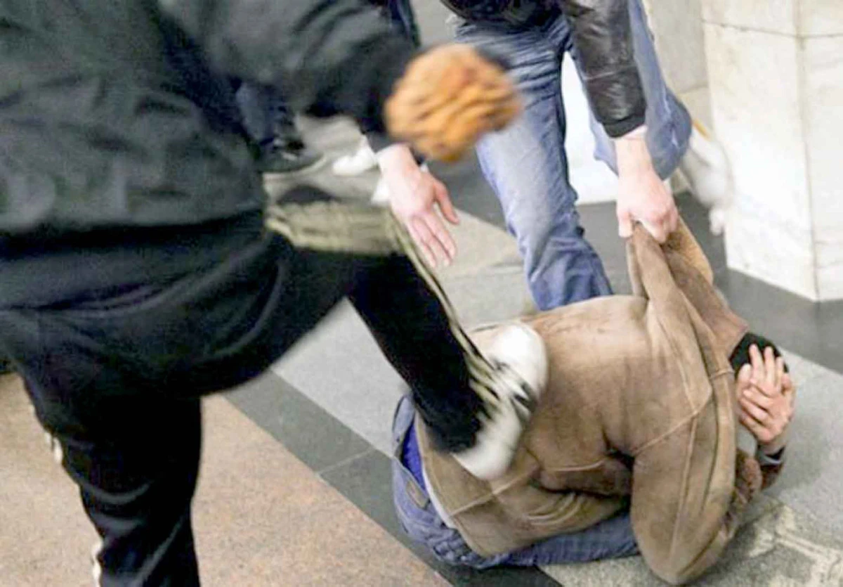 Minor din Sânmartin, bătut cu pumnii și picioarele de doi adolescenți. Polițiștii au demarat o anchetă, după ce imaginile au apărut pe internet