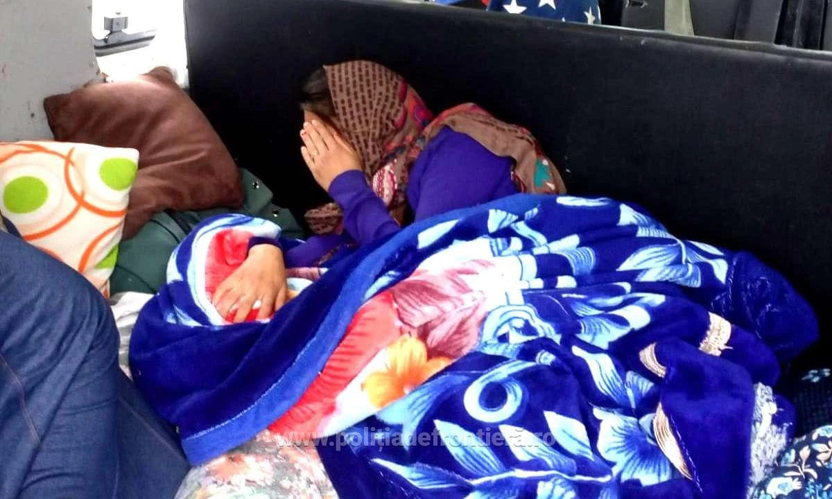 Minoră ascunsă sub o pătură, în portbagajul unui microbuz, depistată la frontiera arădeană