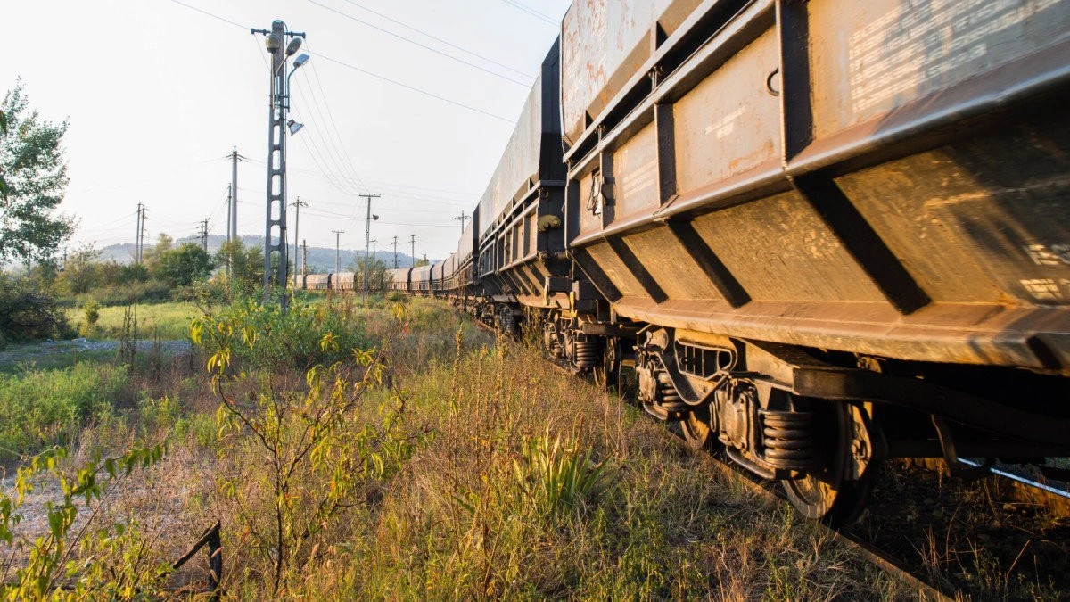 Minora curentată pe un vagon de tren în Arad va fi transferată la Bucureşti. Are arsuri pe 80% din suprafaţa corporală
