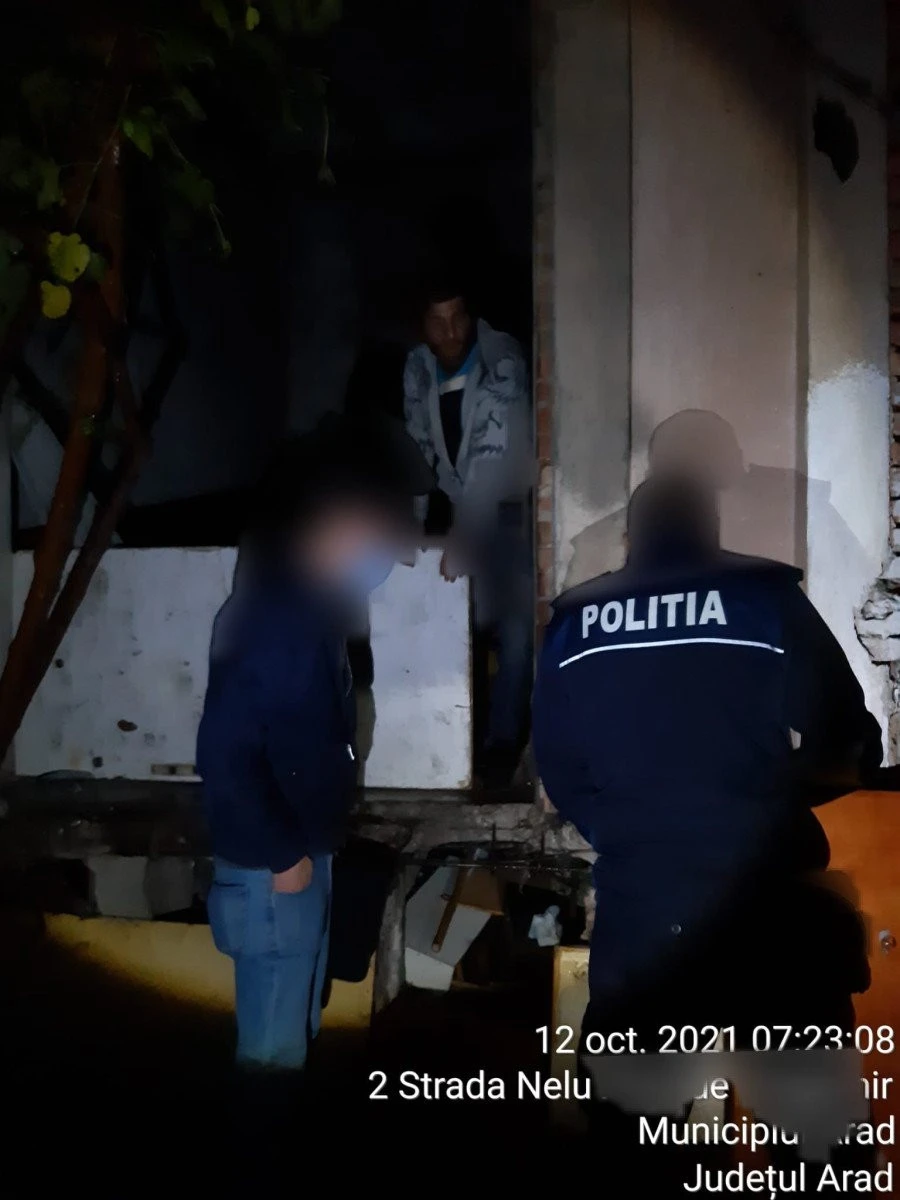 Minoră din Semlac, găsită de polițiști în Arad, într-un adăpost improvizat. Fata are nevoie de îngrijiri medicale