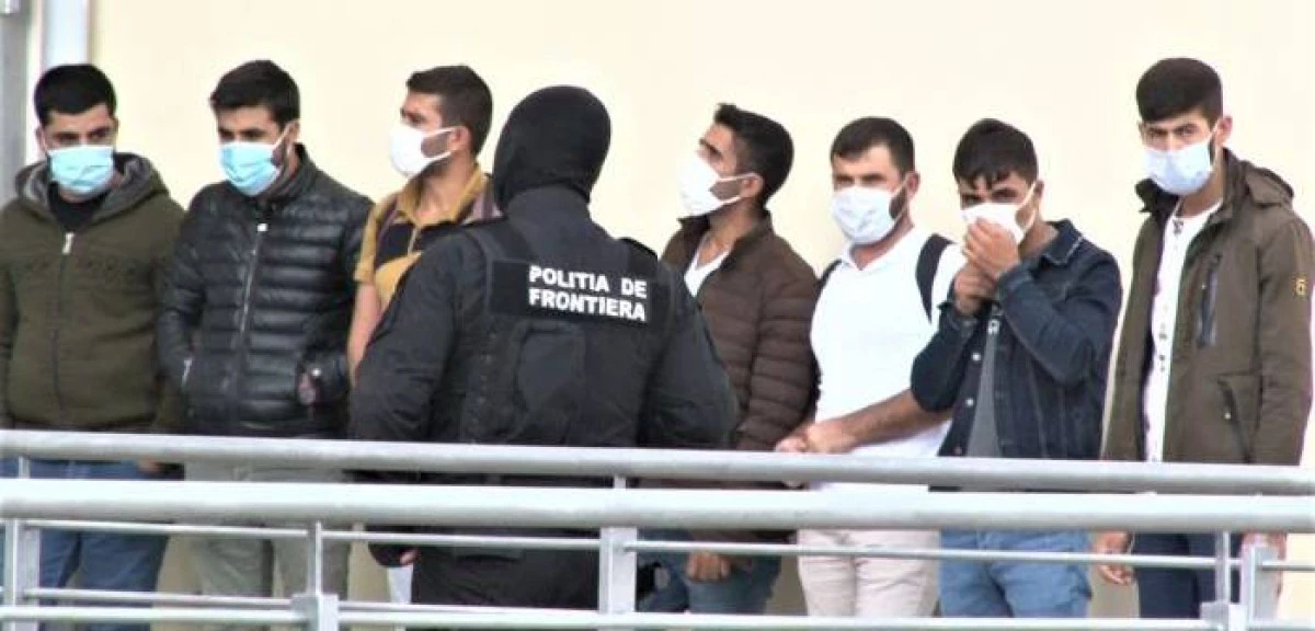 Minori străini depistați de polițiștii de frontieră arădeni, ascunși în camioane