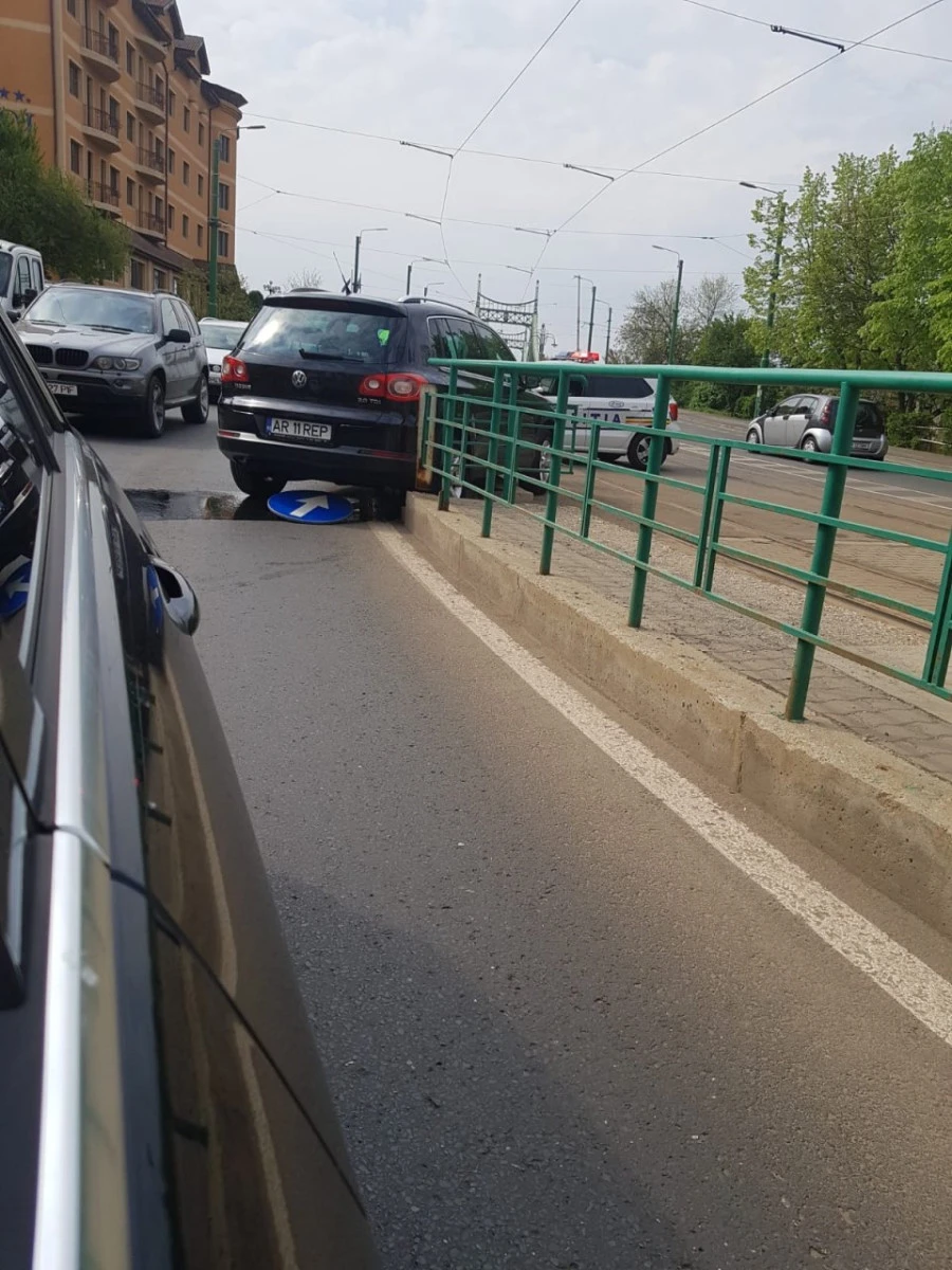 Minune pe Calea Romanilor! Mașina lui Falcă stătea liniștită pe trotuar și s-a trezit în mijlocul drumului
