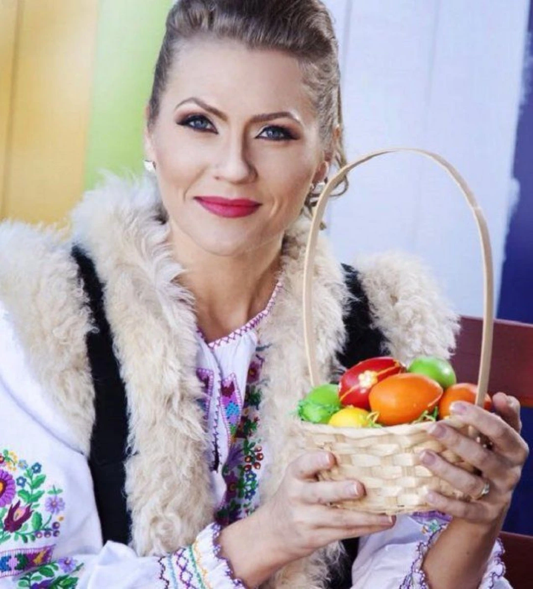 MIRELA BOURENU VAIDA A PETRECUT NOAPTEA DE INVIERE ALATURI DE MAMA SI FRATELE EI