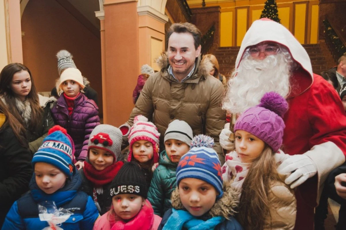 Mită electorală de Moș Nicolae, în Primăria Arad. Copiii au primit cadouri, iar părinții pliante cu PNL