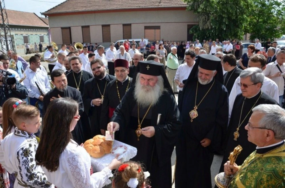 Mitropolitul Banatului a cântat colinde alături de românii din Serbia
