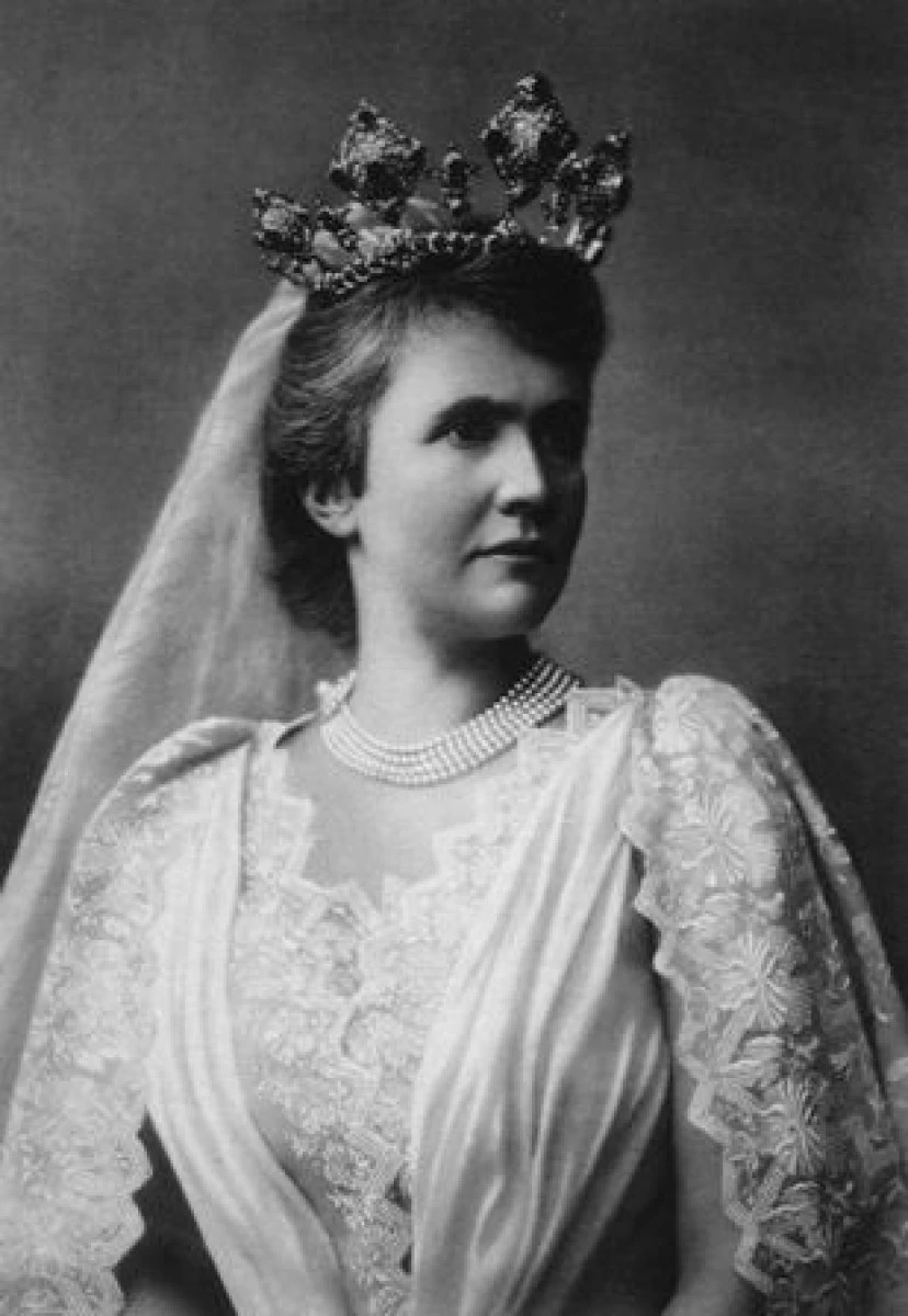 MNIR EXPUNE CADOUL DEOSEBIT PRIMIT DE REGINA ELISABETA CU OCAZIA SARBATORIRII NUNTII