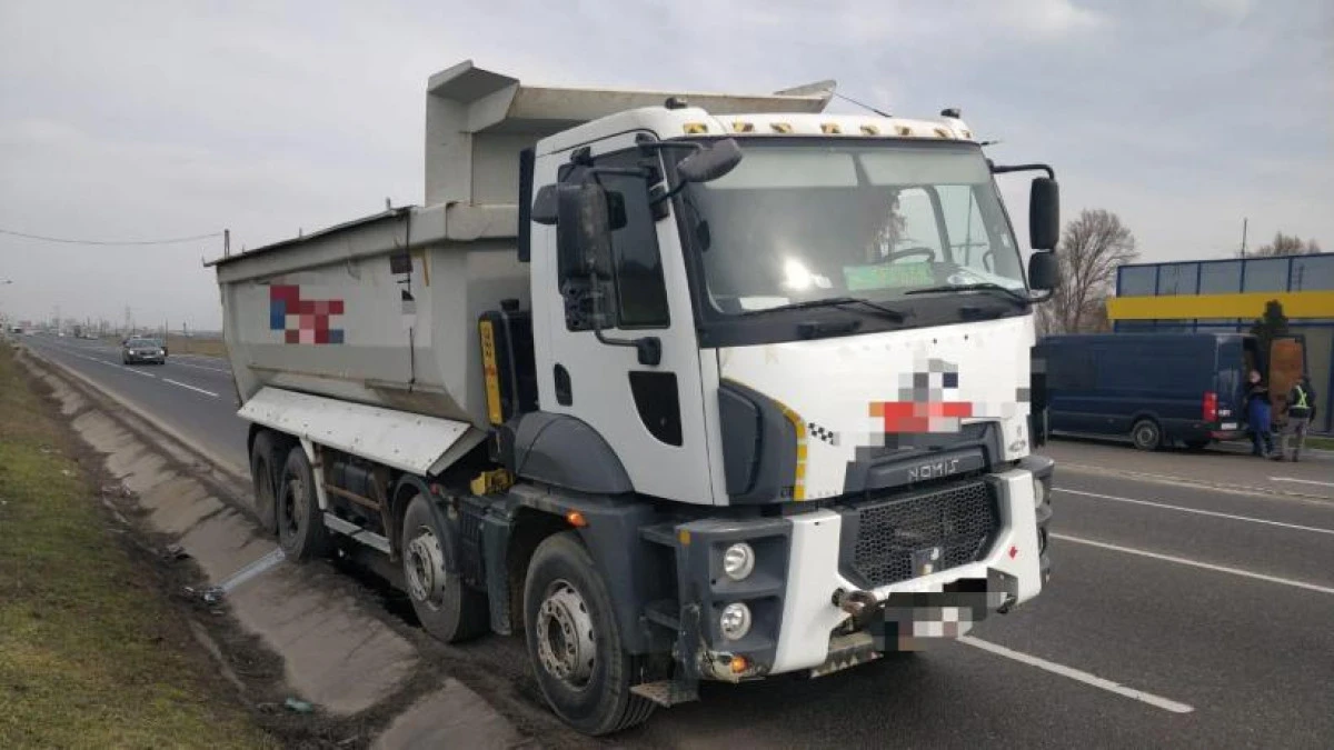 Moarte stupidă în Vrancea: bărbat care se relaxa pe terasa unui motel, lovit de roata desprinsă a unui camion