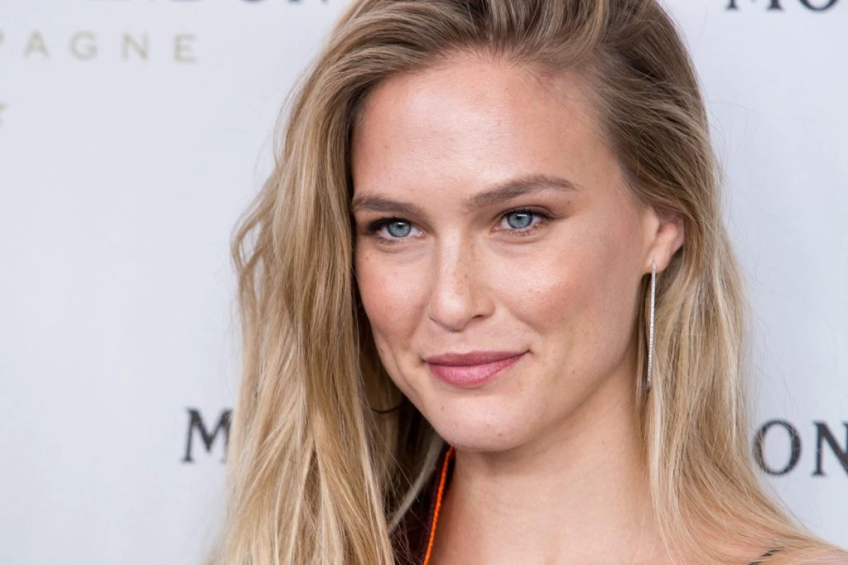 Modelul Bar Refaeli a început munca în folosul comunităţii la un centru pentru persoane cu dizabilităţi