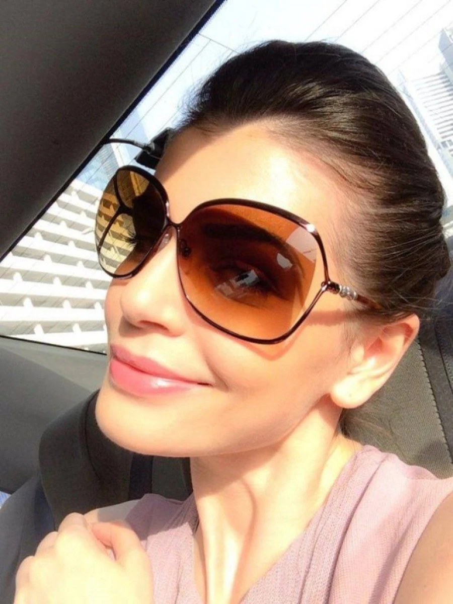 MONICA GABOR L-A PARASIT PE MR. PINK PENTRU UN ALT BARBAT