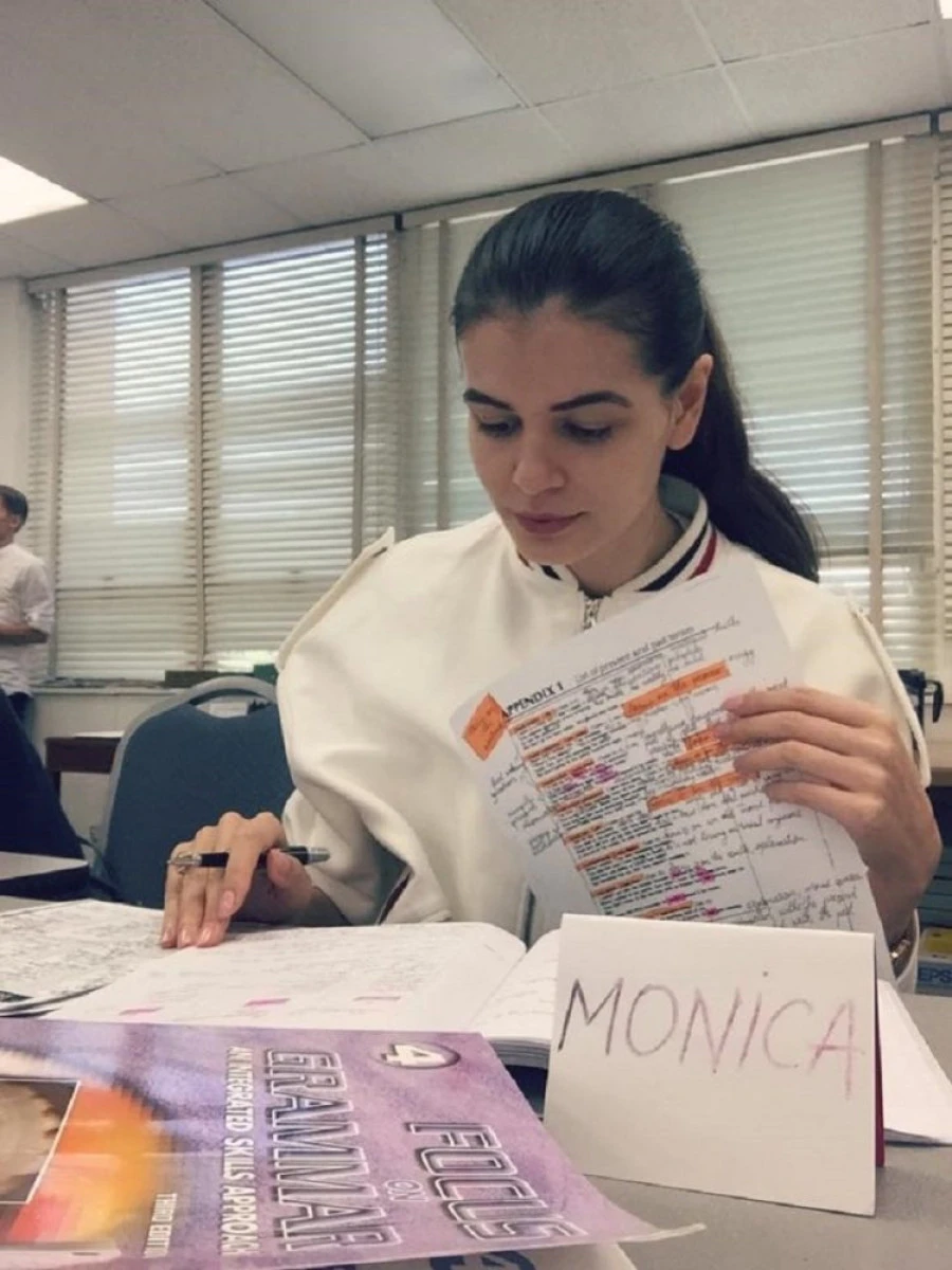 Monica Gabor s-a pus cu burta pe carte
