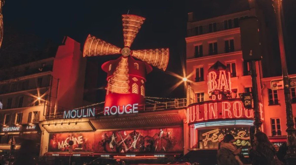 Morişca de vânt care decora cabaretul Moulin Rouge a căzut