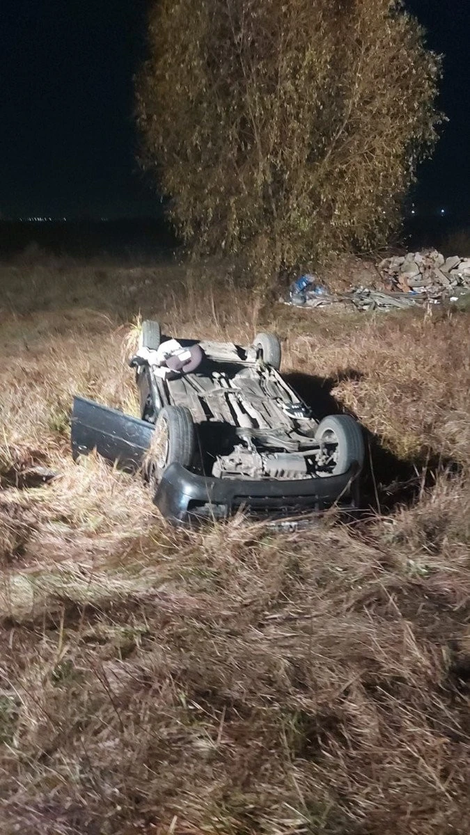 Mort de beat la volan și cu un copil de trei ani în mașină. Autoturismul a ajuns cu roțile în sus