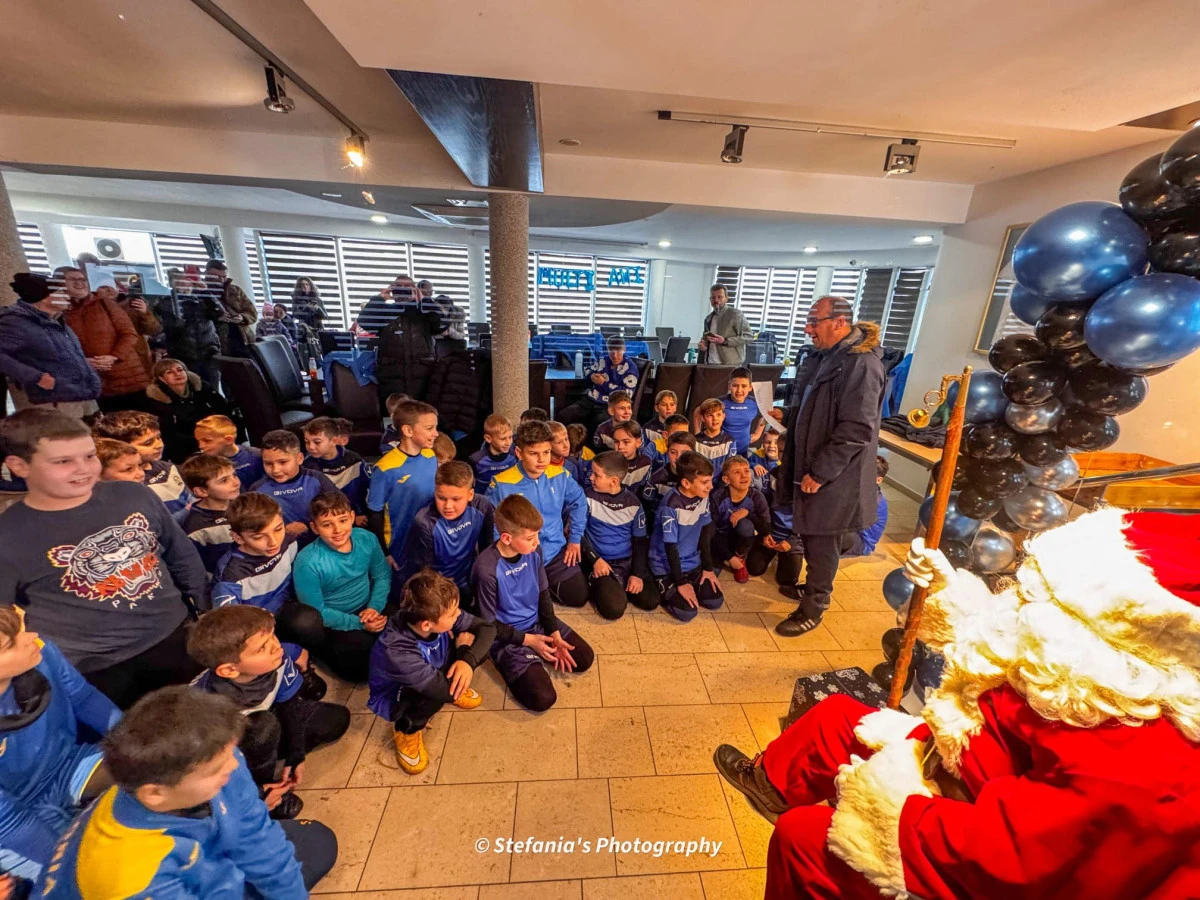 Moș Crăciun a ajuns și la secțiile de fotbal și lupte de la CSȘ Gloria