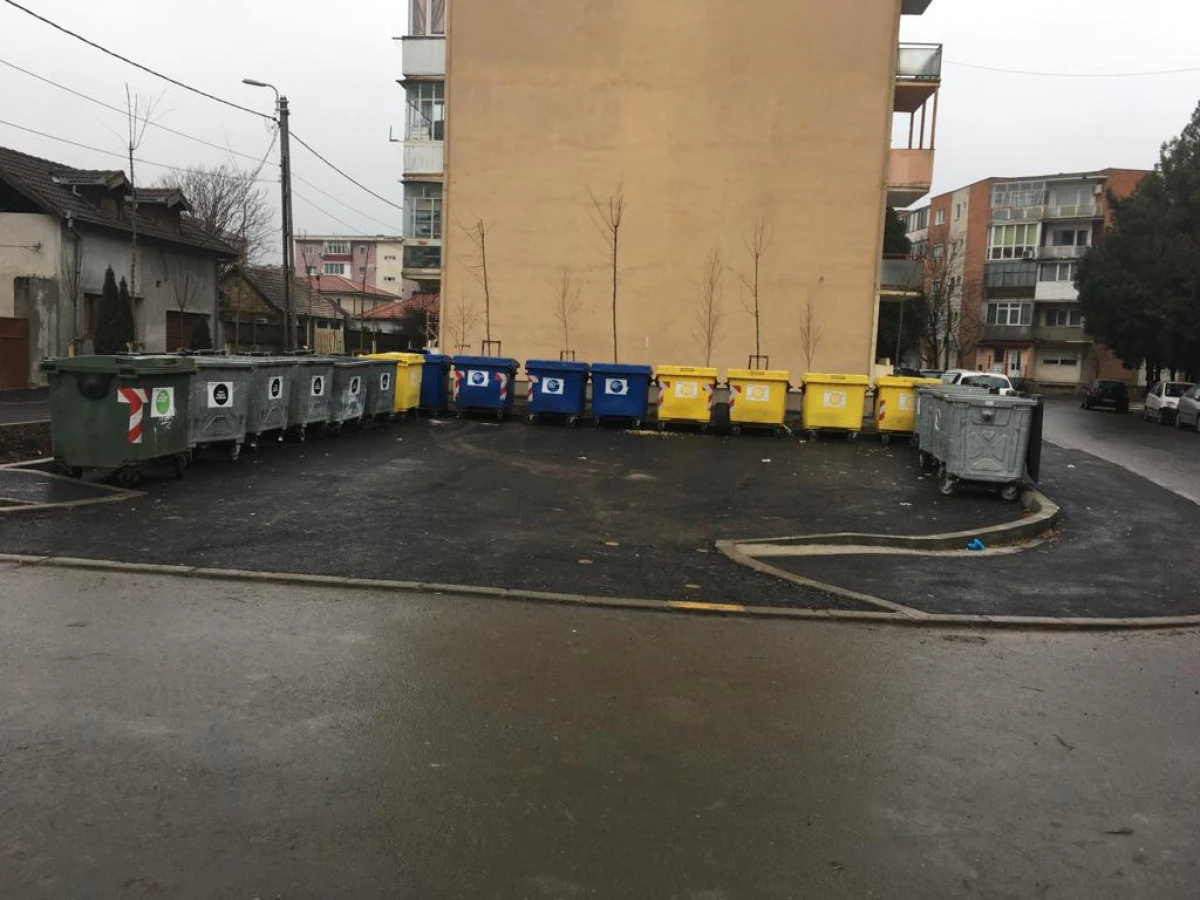 Moș Crăciun a venit cu gunoiul pentru locuitorii străzii Abrud