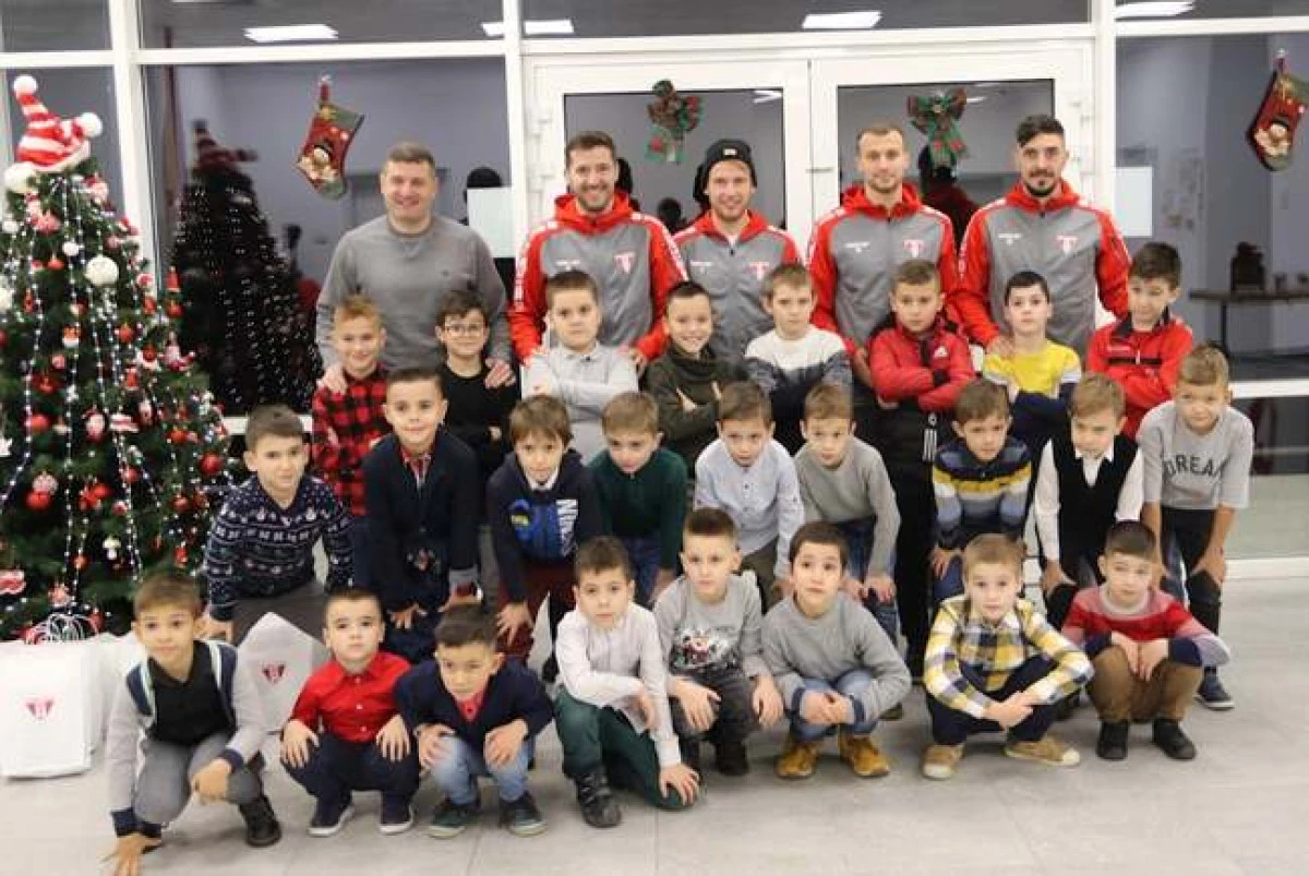 Moş Crăciun a venit şi la juniorii de la UTA şi Atletico. Iacob şi colegii săi, surprize pentru cei mici