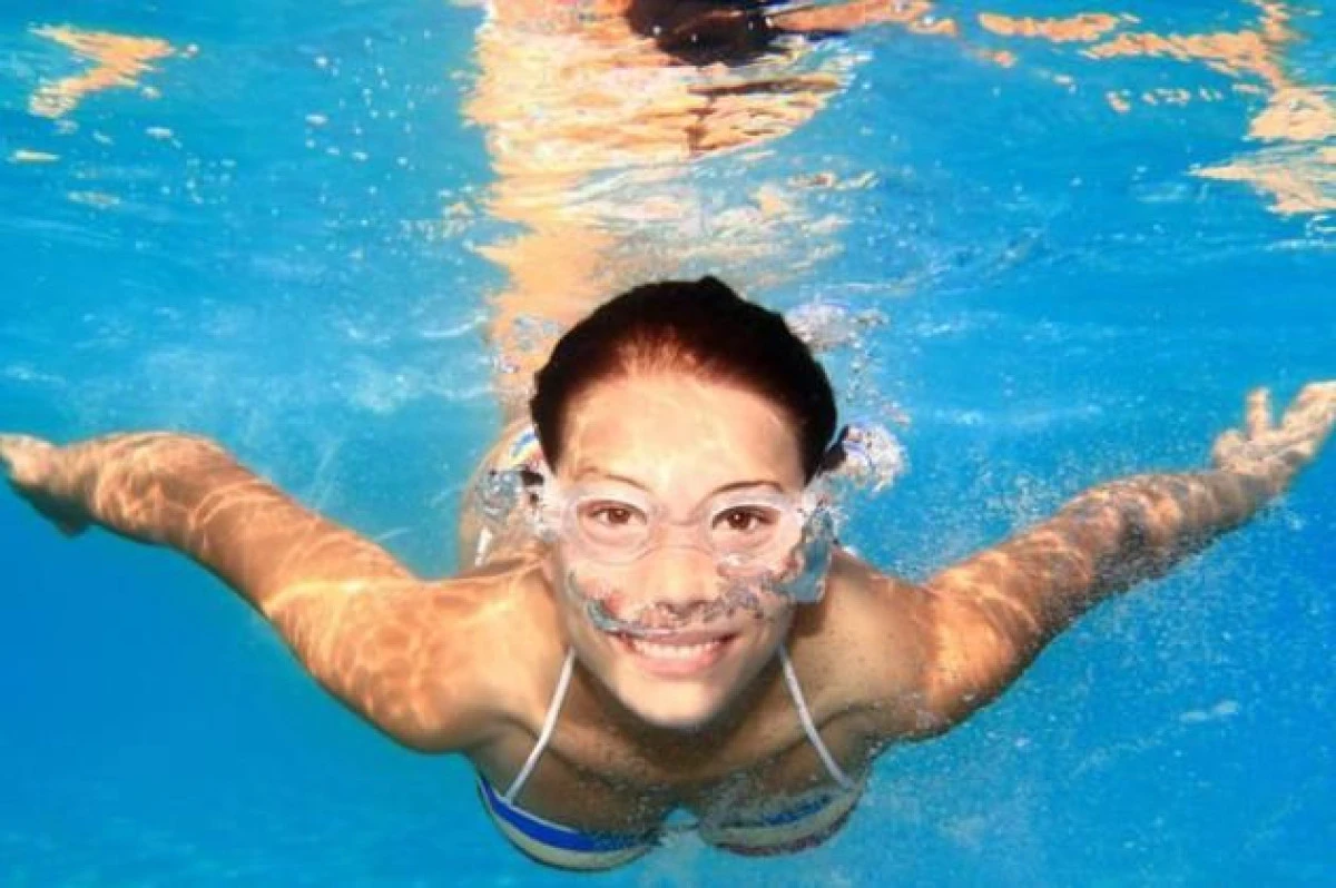 MOTIVUL DEZGUSTATOR PENTRU CARE TI SE INROSESC OCHII SI TE USTURA ATUNCI CAND MERGI LA PISCINA