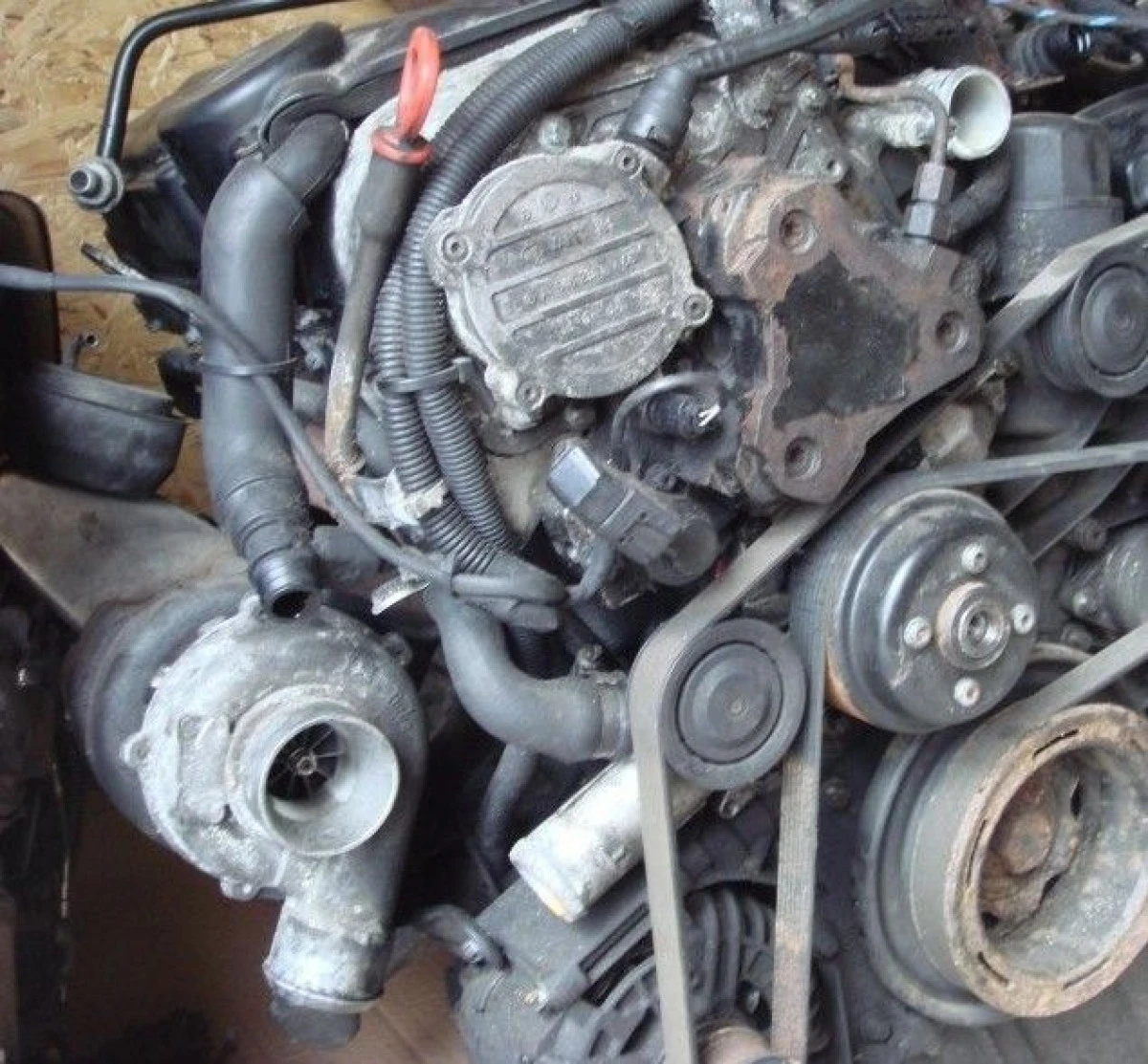 MOTOARE AUTO FURATE DIN CURTEA UNUI IMOBIL, DIN FRUMUSENI