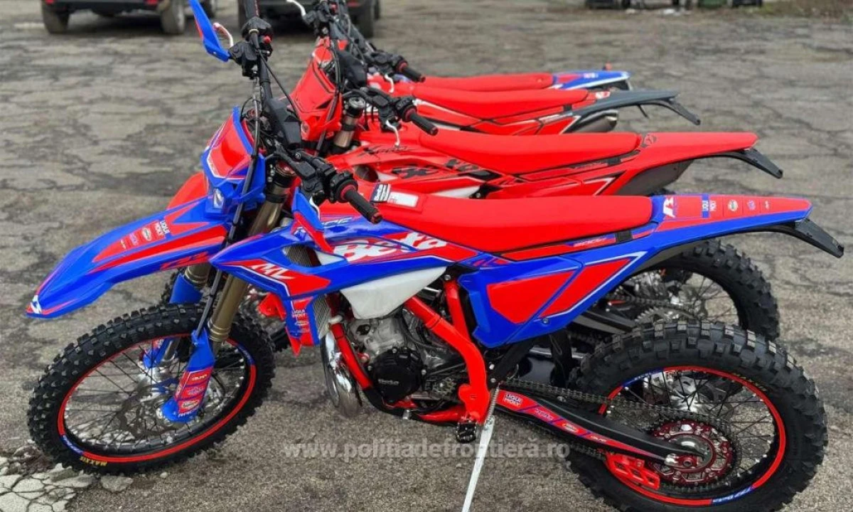 Motociclete de zeci de mii de euro, descoperite într-o dubă pe A1 Deva–Nădlac