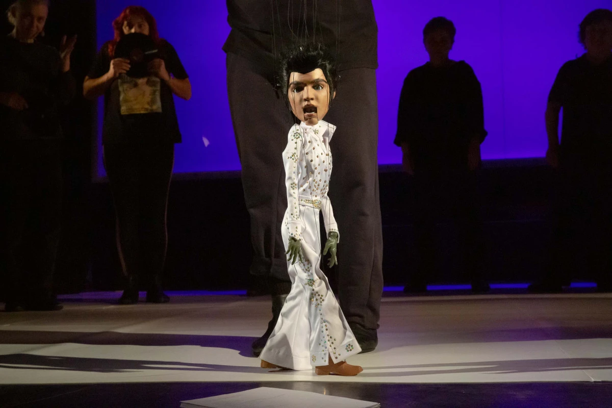 Mozart, Amy Winehouse, Louis Armstrong, Elvis Presley sau Janis Joplin și David Bowie, pe scena Marionetelor
