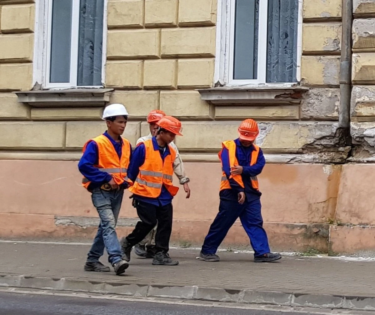 Muncitorii vietnamezi construiesc noul spital din Lipova!