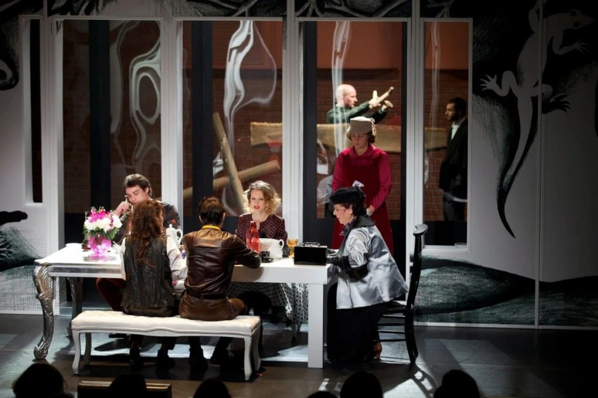 MUTTER COURAGE, TARTUFFE SI O LUME A MISCARILOR FINE, LA FESTIVALUL DE TEATRU