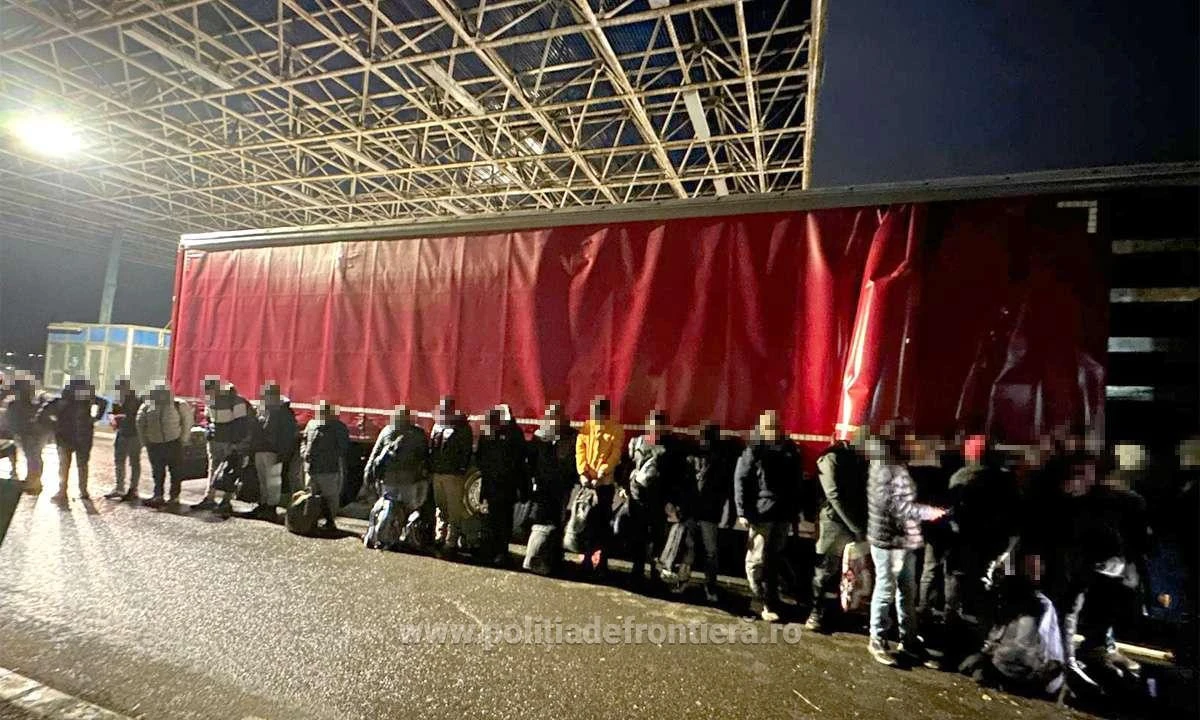 Nădlac II: 24 de cetățeni străini, găsiți într-un loc special amenajat dintr-un autocamion