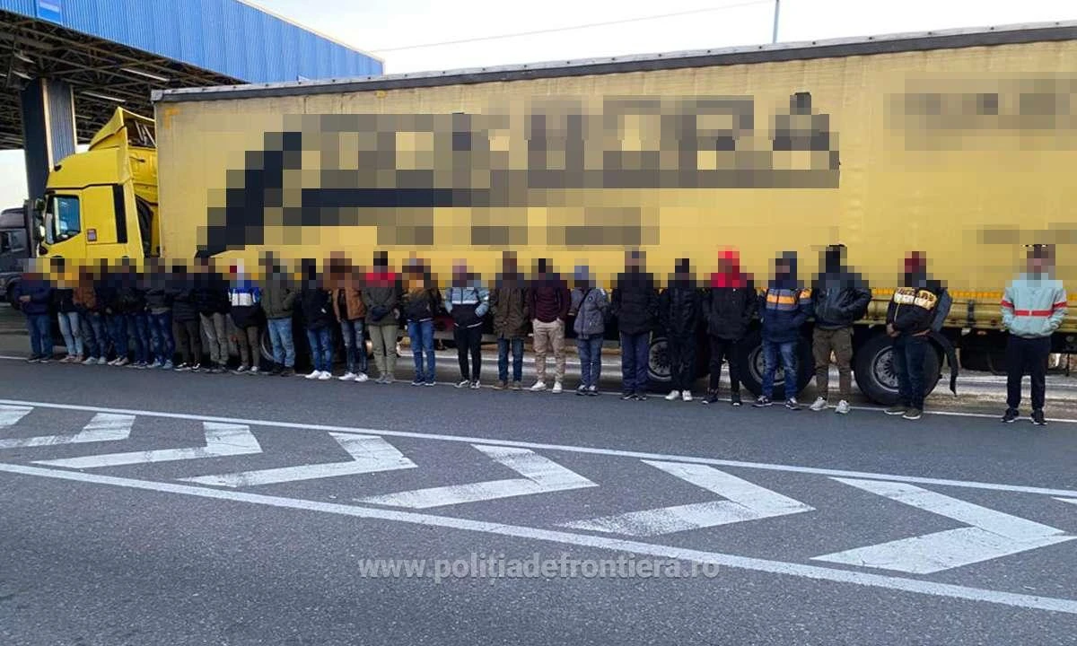 Nădlac II: 28 de cetățeni străini, depistați ascunși în două mijloace de transport