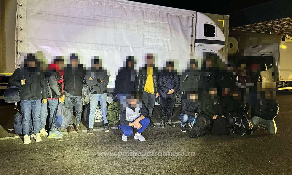Nădlac II: Șaptesprezece cetățeni străini ascunși într-o autoutilitară