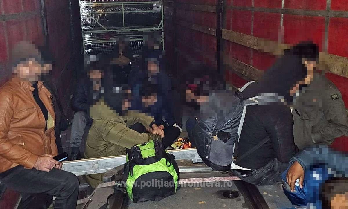 Nădlac II: Treisprezece cetățeni străini, depistați într-un TIR care transporta metal pe ruta România – Italia