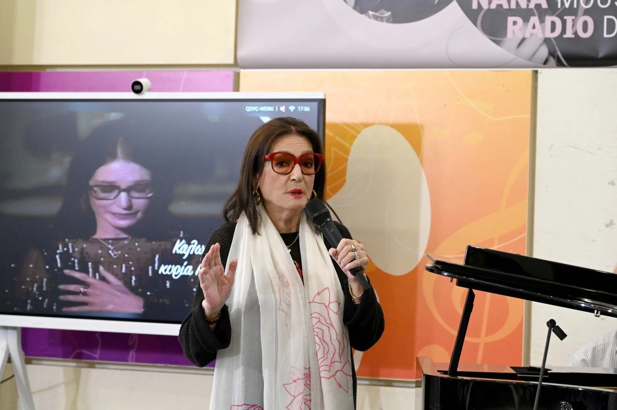 Nana Mouskouri îşi ia adio de la scenă, la aproape 90 de ani
