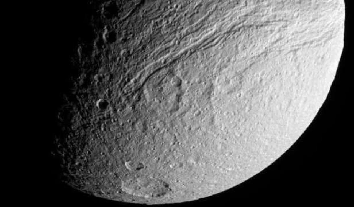 NASA A DESCOPERIT UN GRAFFITI" MISTERIOS PE TETHYS, UNUL DIN SATELITII LUI SATURN