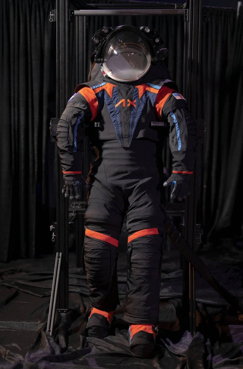 NASA prezintă un nou costum spațial special conceput pentru a fi purtat pe Lună