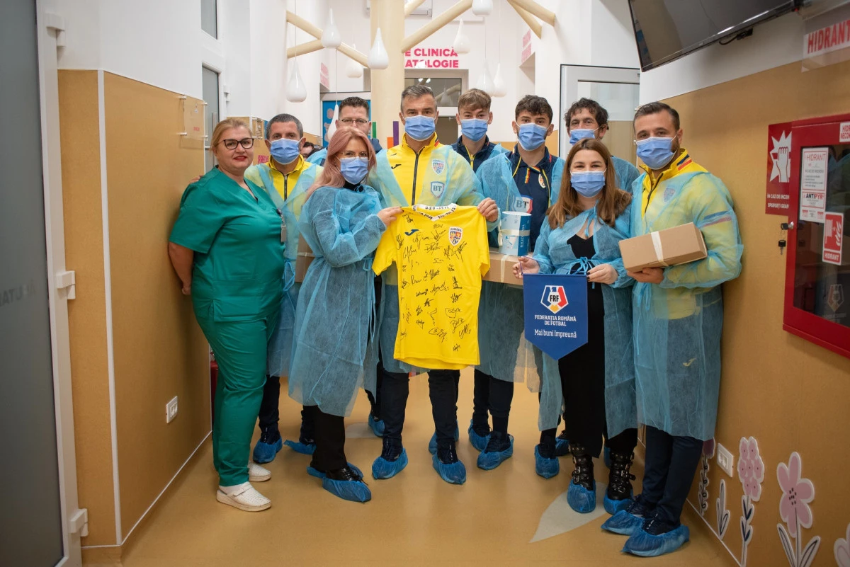 Naționala de fotbal U20 a României, în vizită la Secția Neonatologie a Spitalului Matern din Arad