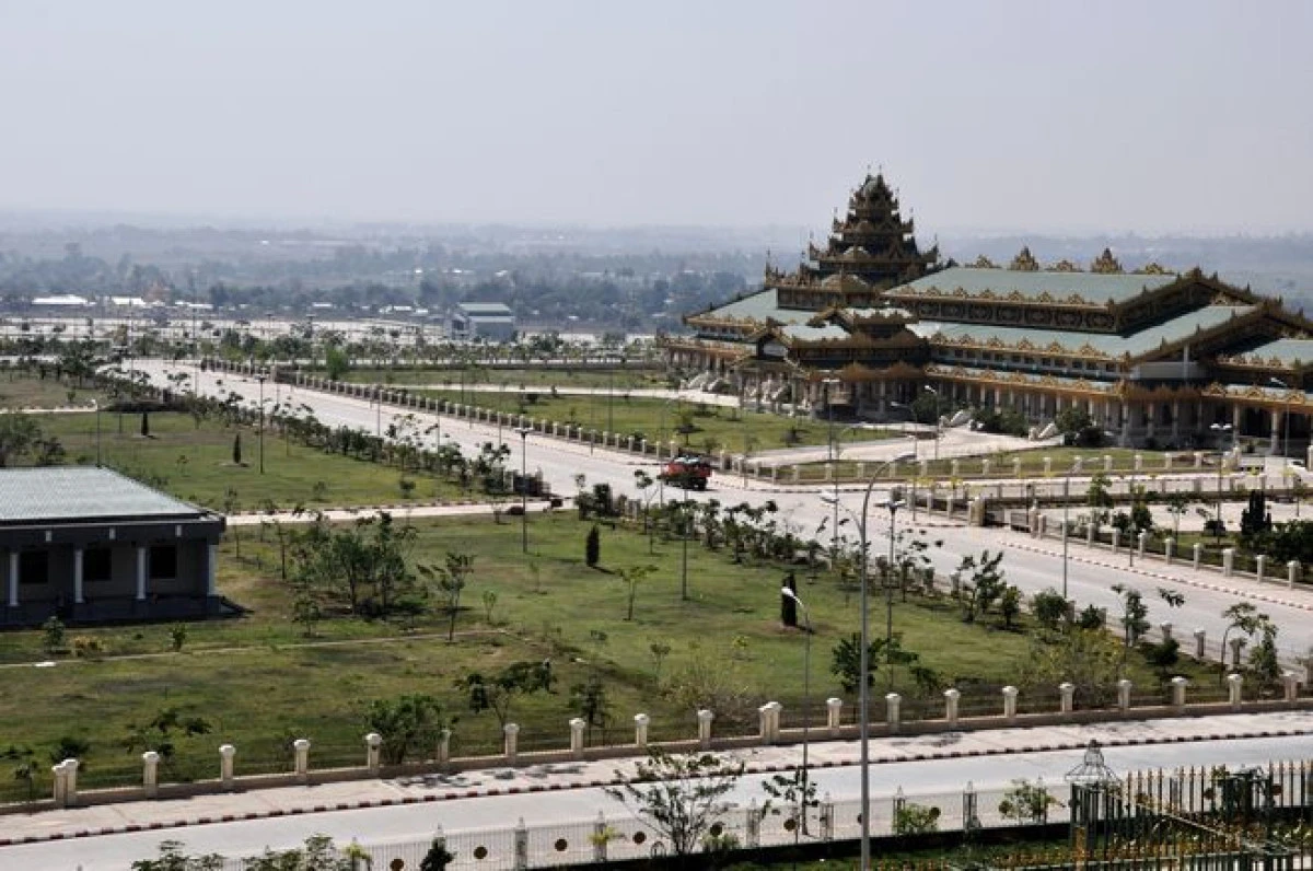 NAYPYIDAW, CAPITALA  CU O MÂNĂ DE LOCUITORI