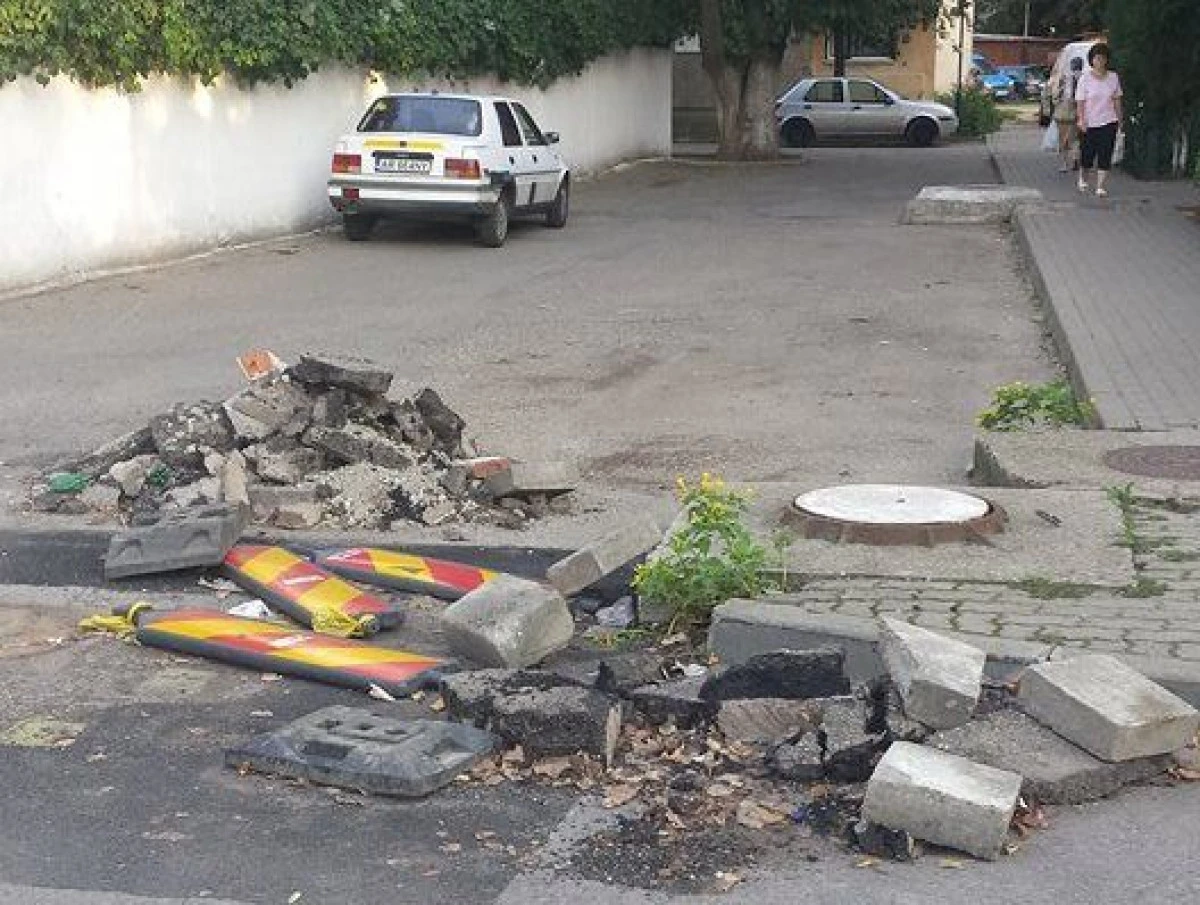 NEMTII DE LA EON LUCREAZA ROMANESTE: BORDURI VECHI SI RESTURI DE ASFALT LASATE IN MIJLOCUL DRUMULUI