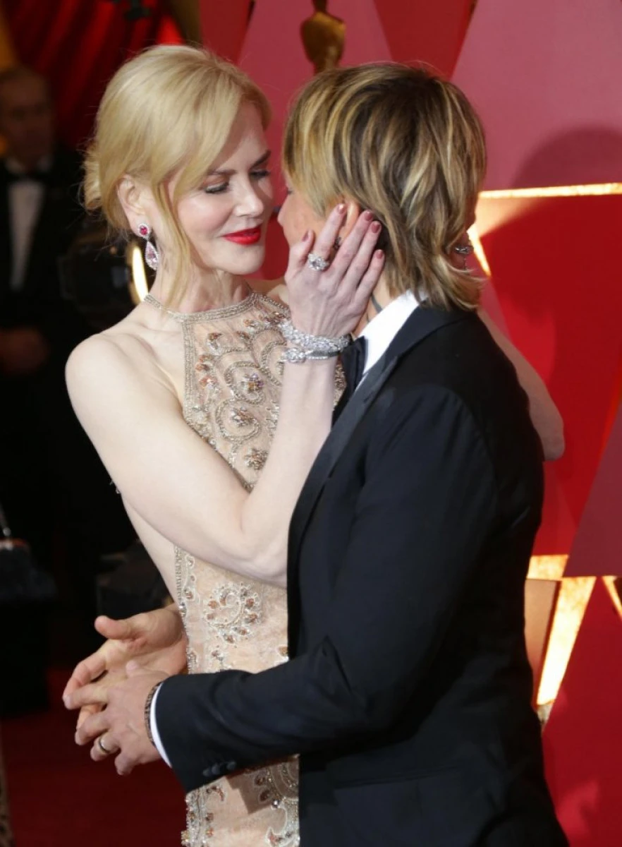 Nicole Kidman și soțul ei, sărut de Oscar pe covorul roșu