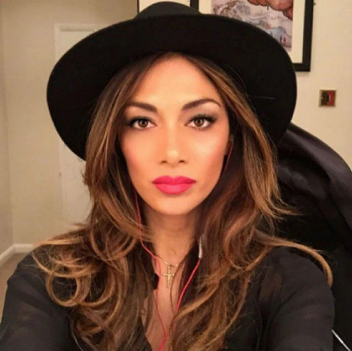 NICOLE SCHERZINGER ISI INCITA IMAGINATIA! FANII ARTISTEI SUNT IN DELIR