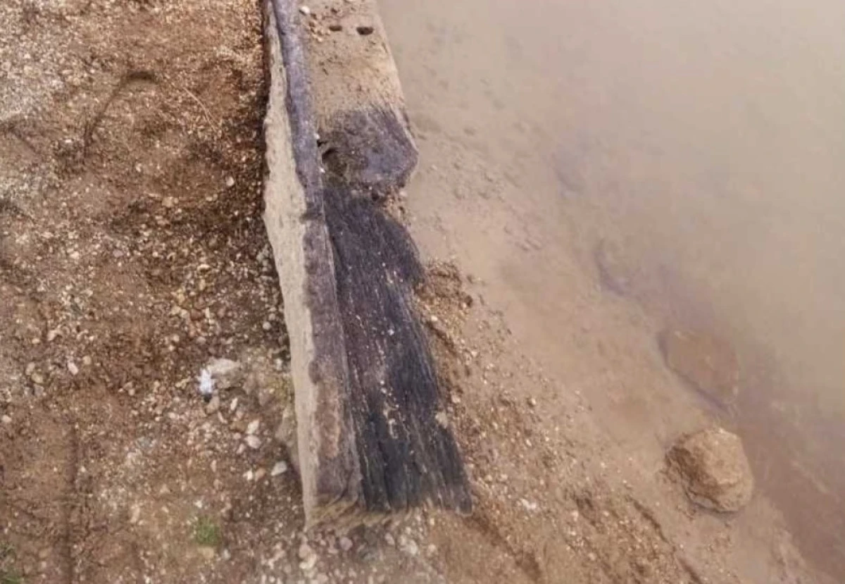 Nivelul scăzut al Mureșului a scos la iveală o ambarcațiune din perioada medievală